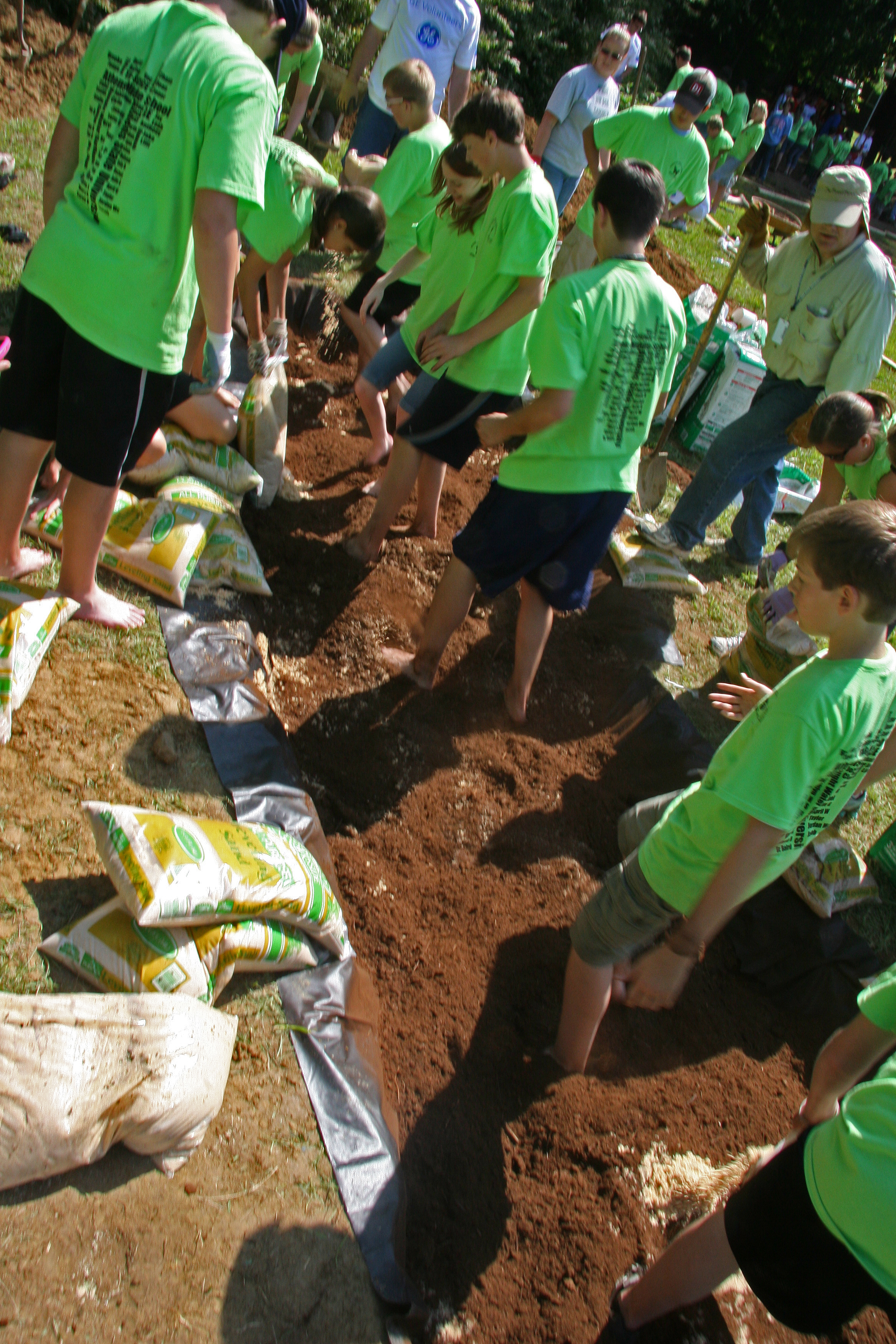 Students and school volunteers at Outdoor Classroom Work Day